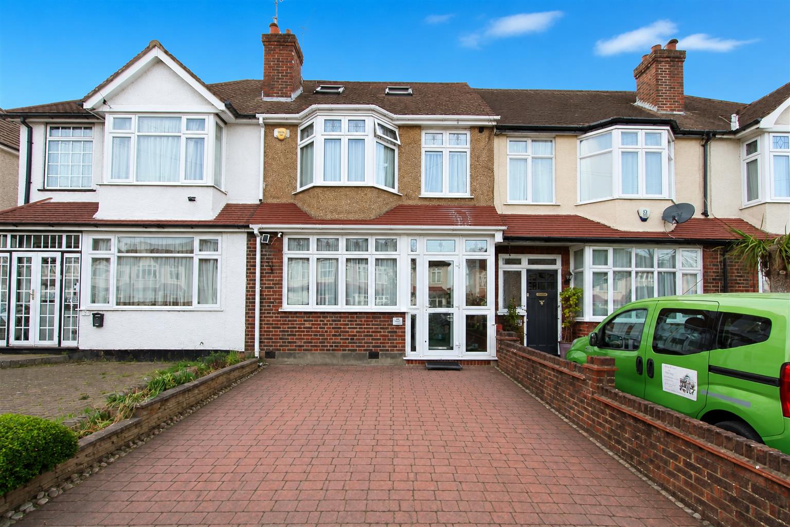 4 bed property in Stoneleigh Avenue, Worcester Park
